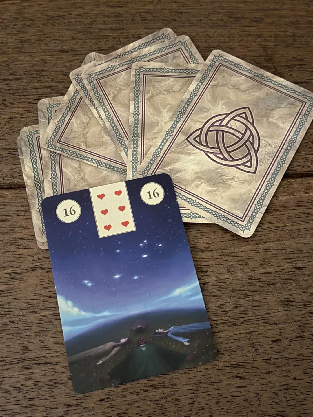 Lenormand-Karten auf einem Holztisch
